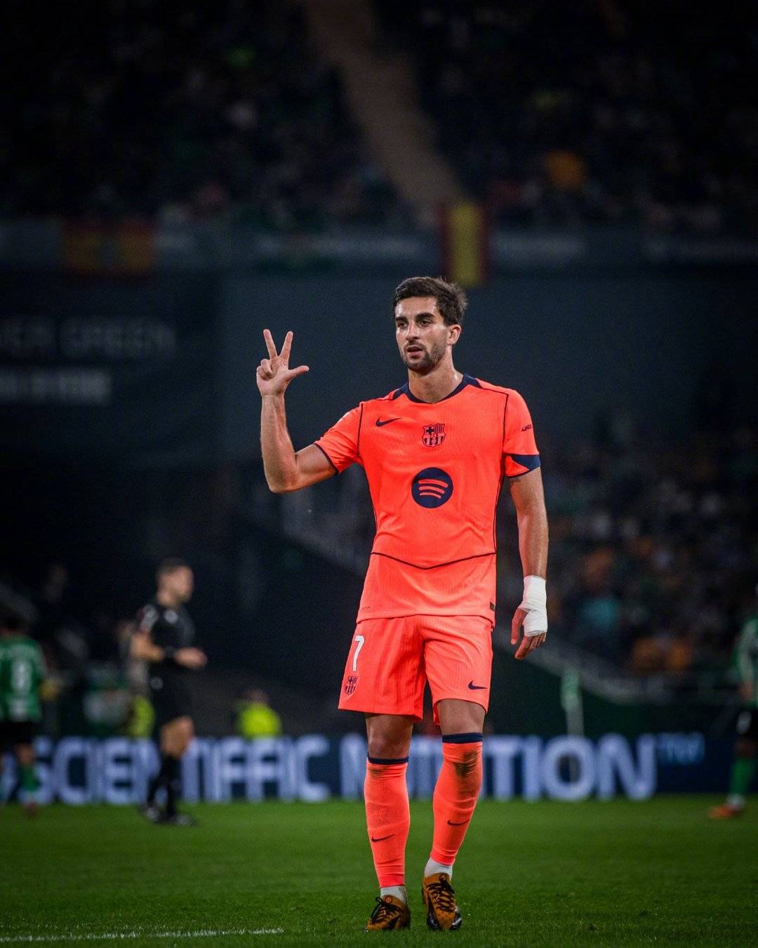 连进五球！巴萨5-3翻盘，悍将戴帽，西甲狂飙6连胜，稳住头名位置